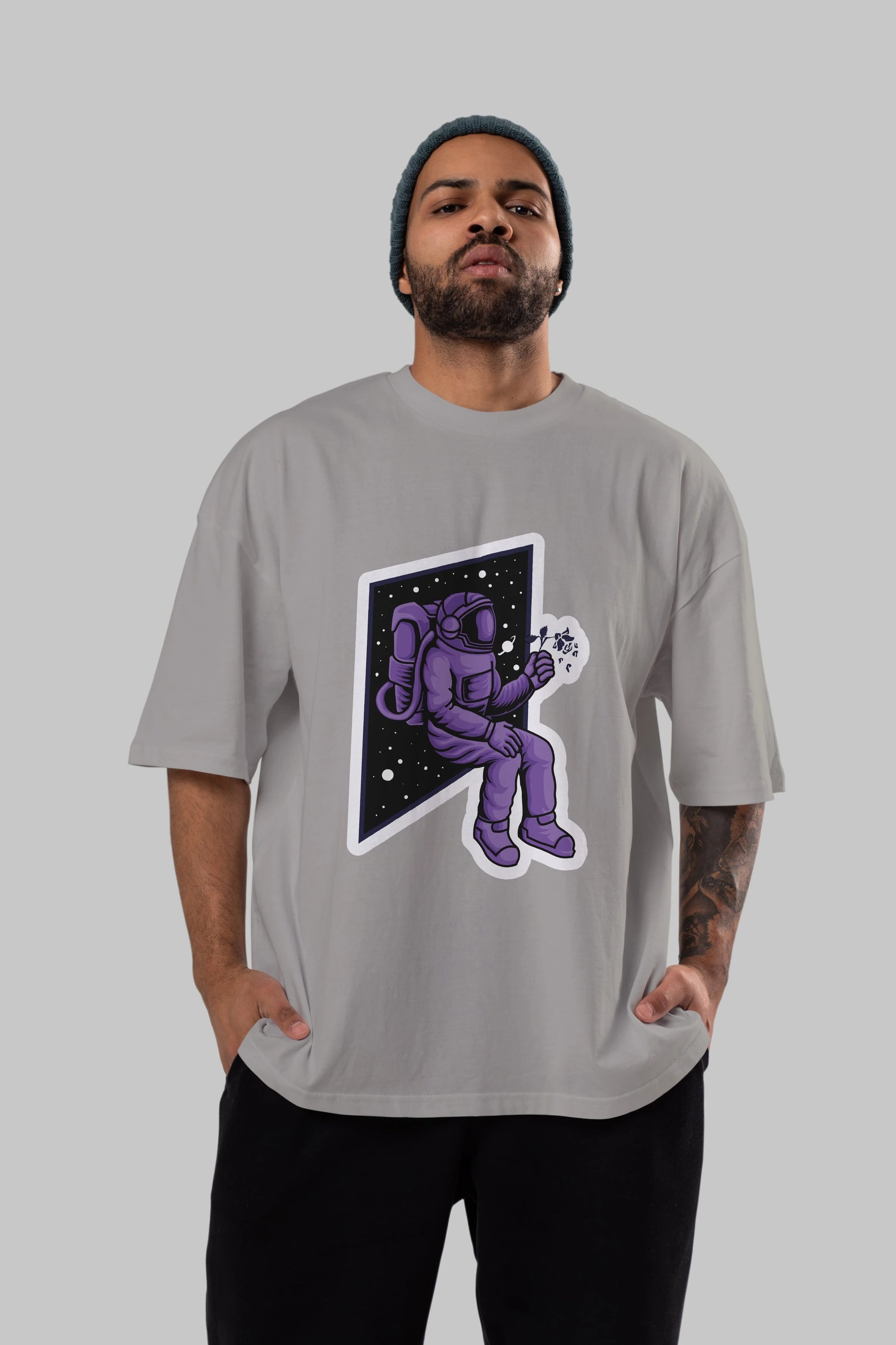 Astronaut holding black rose sticker Ön Baskılı Oversize t-shirt Erkek Kadın Unisex
