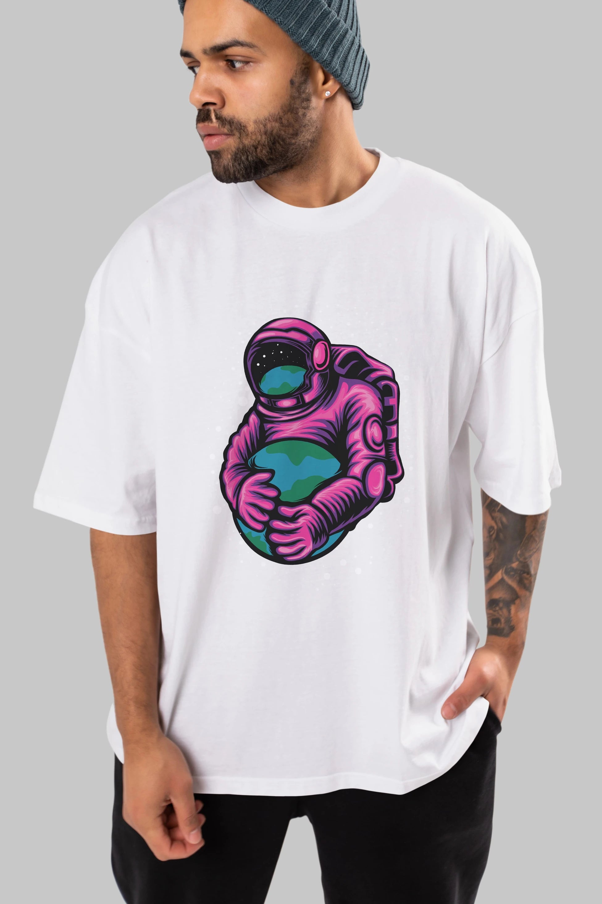 Astronaut Holding Up The Earth Ön Baskılı Oversize t-shirt Erkek Kadın Unisex