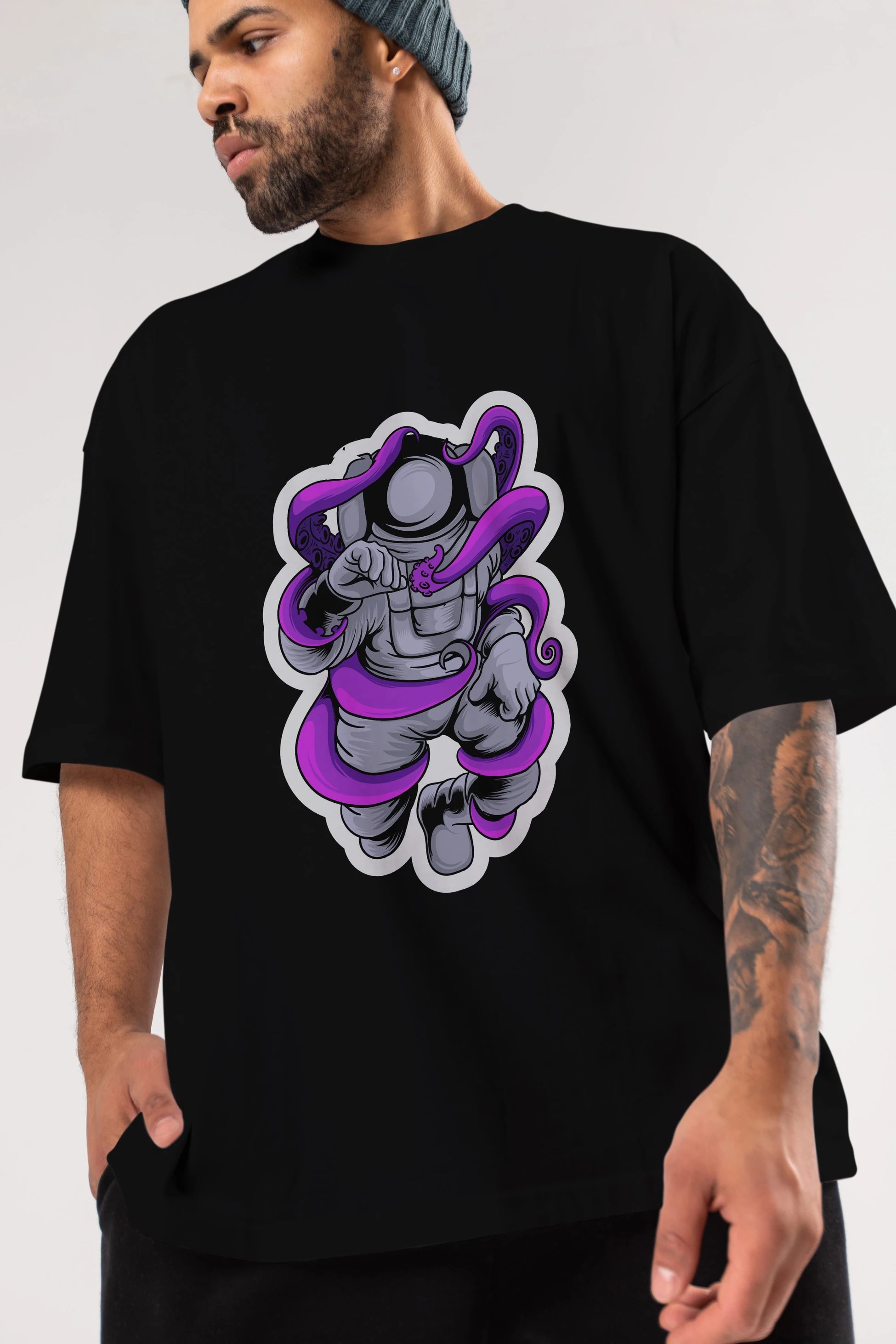 Astronaut fighting octopus sticker Ön Baskılı Oversize t-shirt Erkek Kadın Unisex