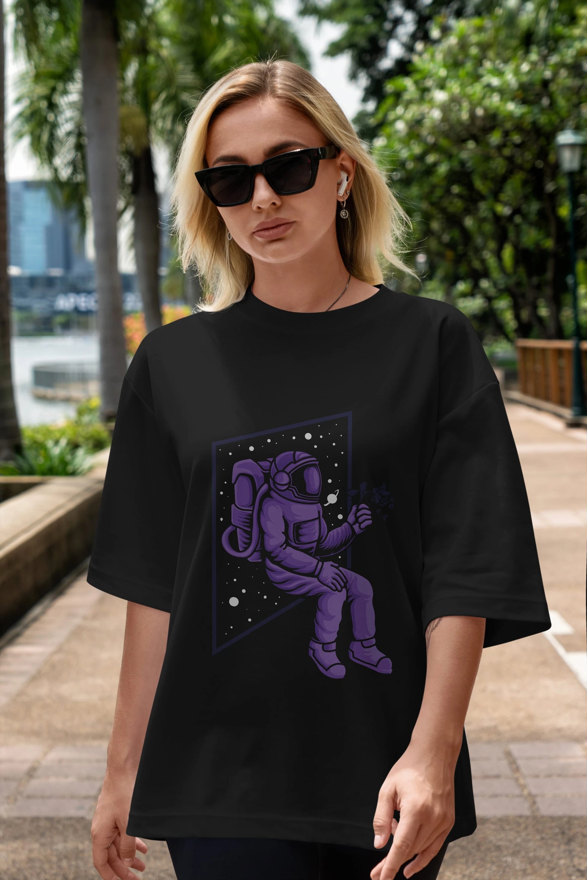 Astronaut holding black rose Ön Baskılı Oversize t-shirt Erkek Kadın Unisex