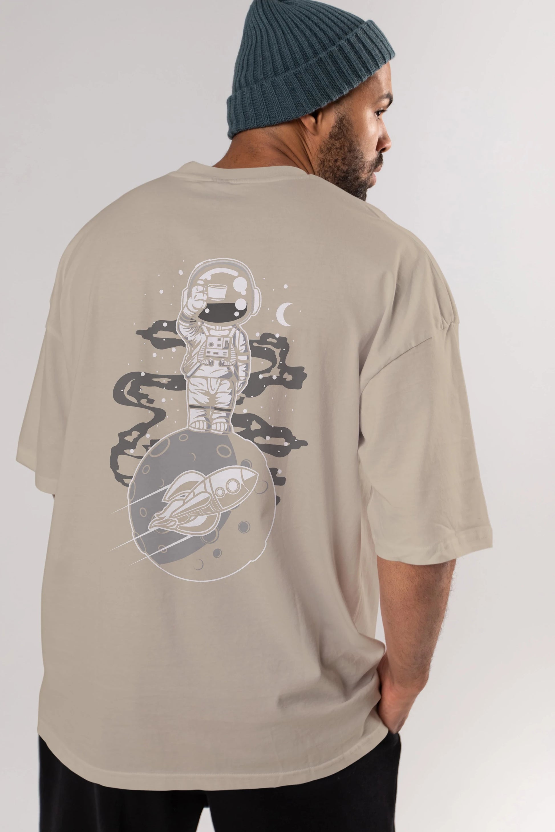 Astronaut Standing On The Moon Arka Baskılı Oversize t-shirt Erkek Kadın Unisex