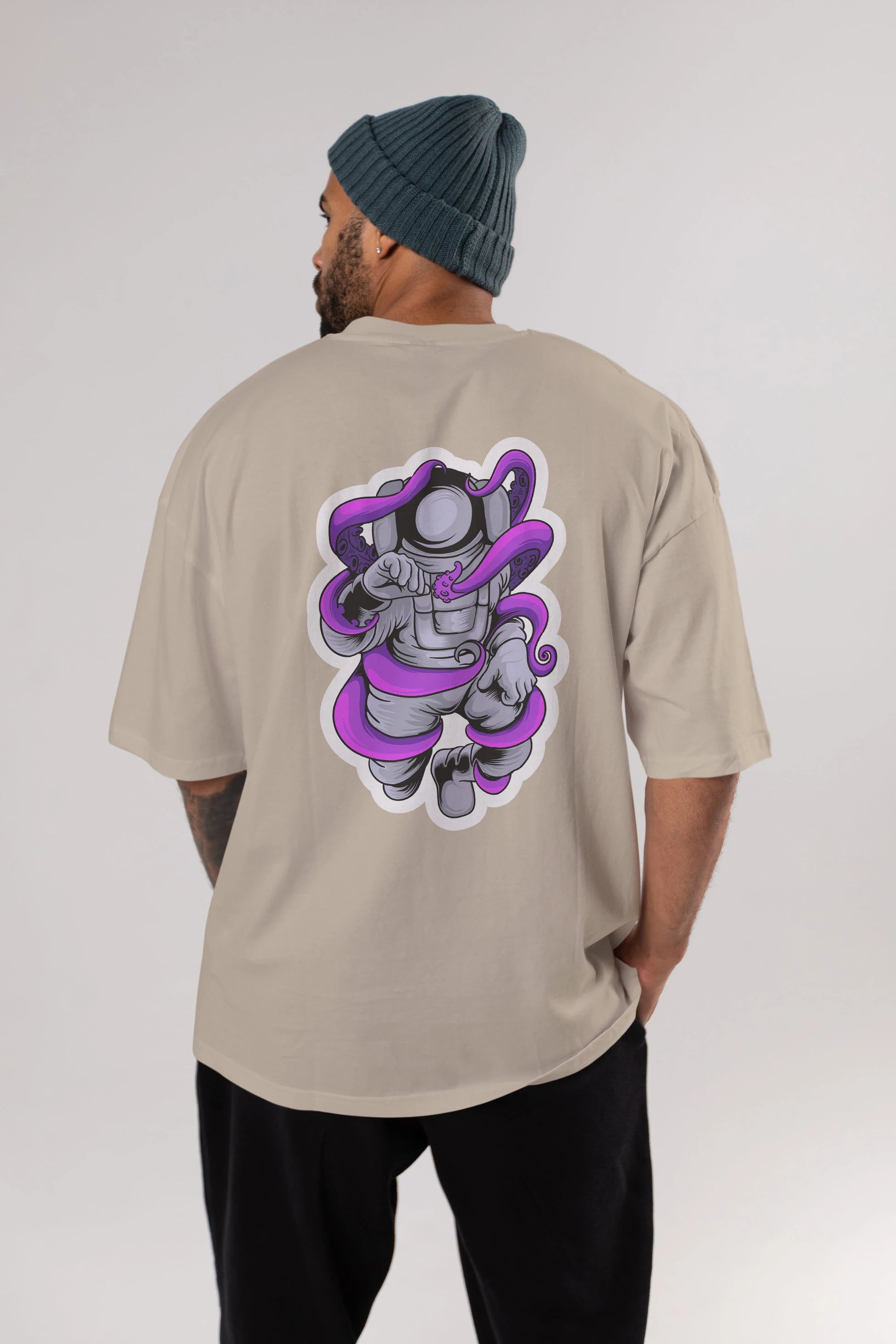 Astronaut fighting octopus sticker Arka Baskılı Oversize t-shirt Erkek Kadın Unisex