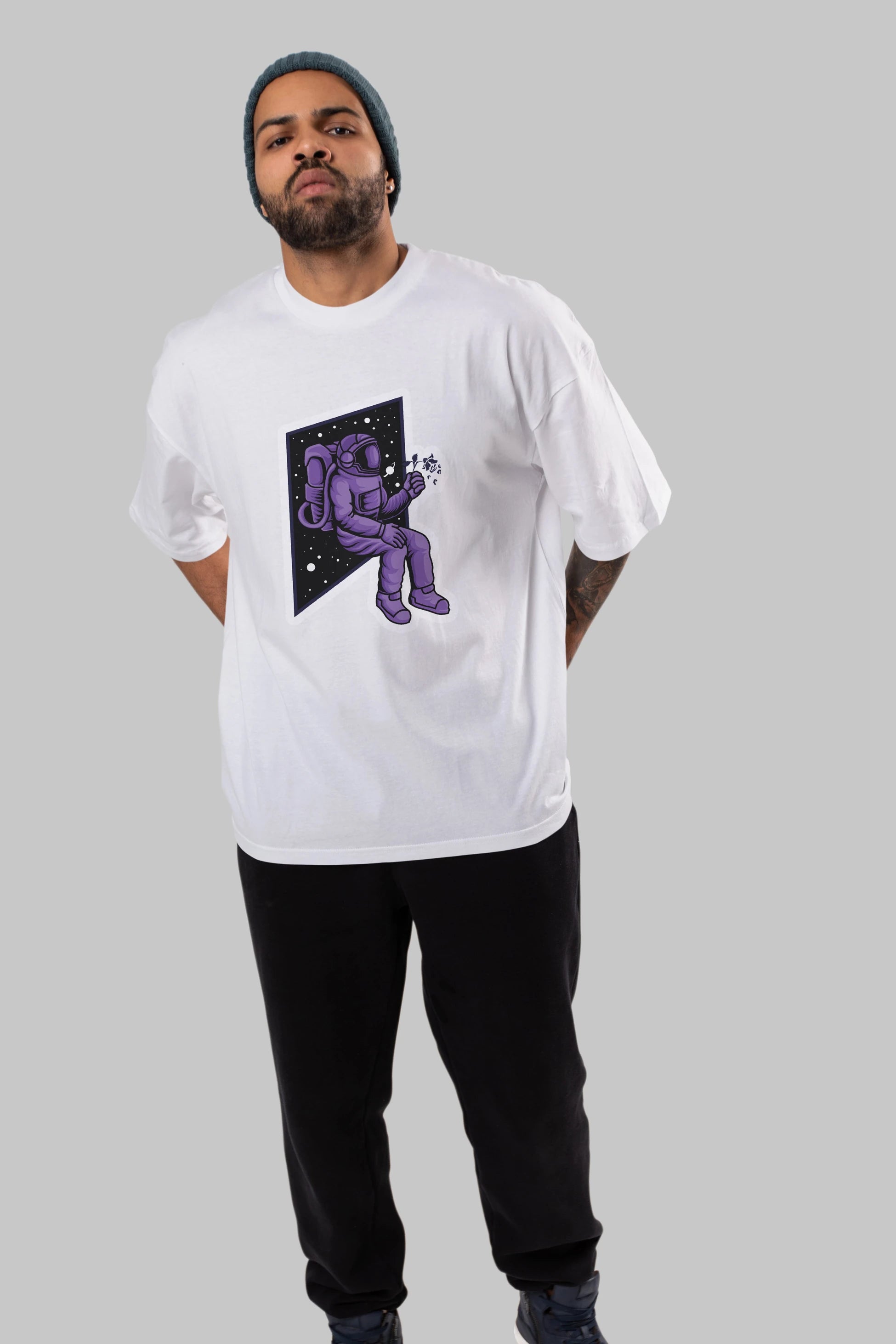 Astronaut holding black rose sticker Ön Baskılı Oversize t-shirt Erkek Kadın Unisex