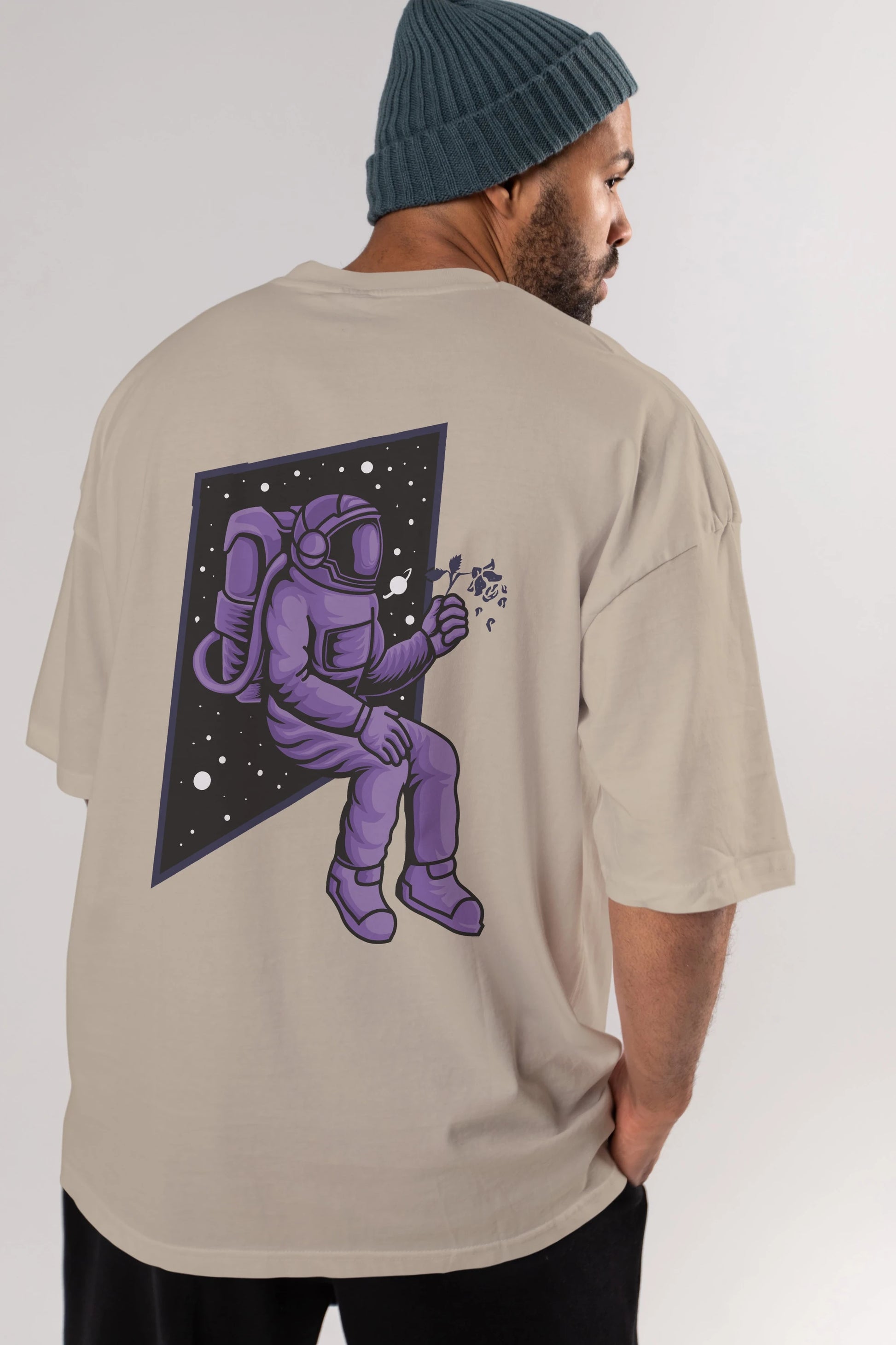 Astronaut holding black rose Arka Baskılı Oversize t-shirt Erkek Kadın Unisex
