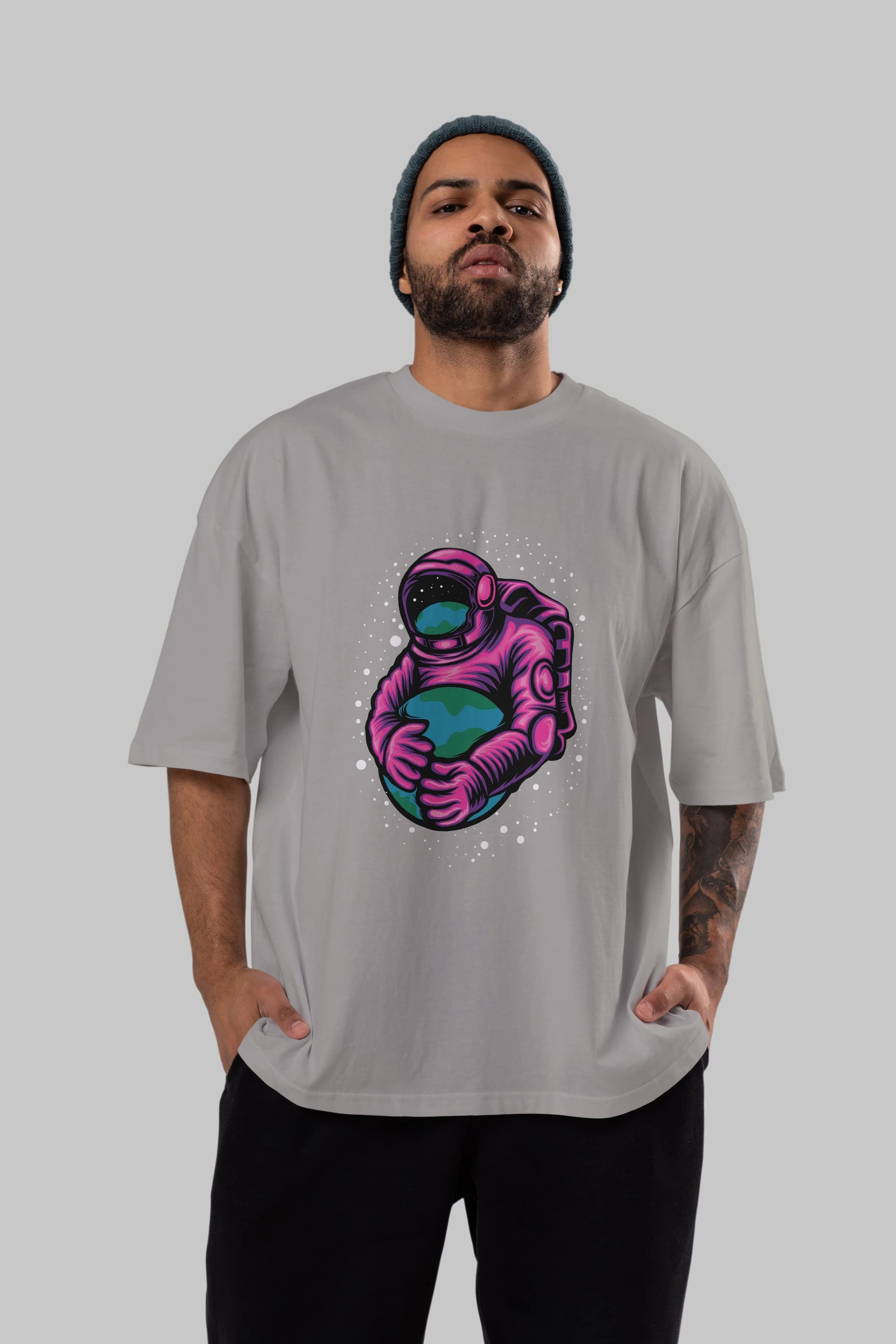 Astronaut Holding Up The Earth Ön Baskılı Oversize t-shirt Erkek Kadın Unisex