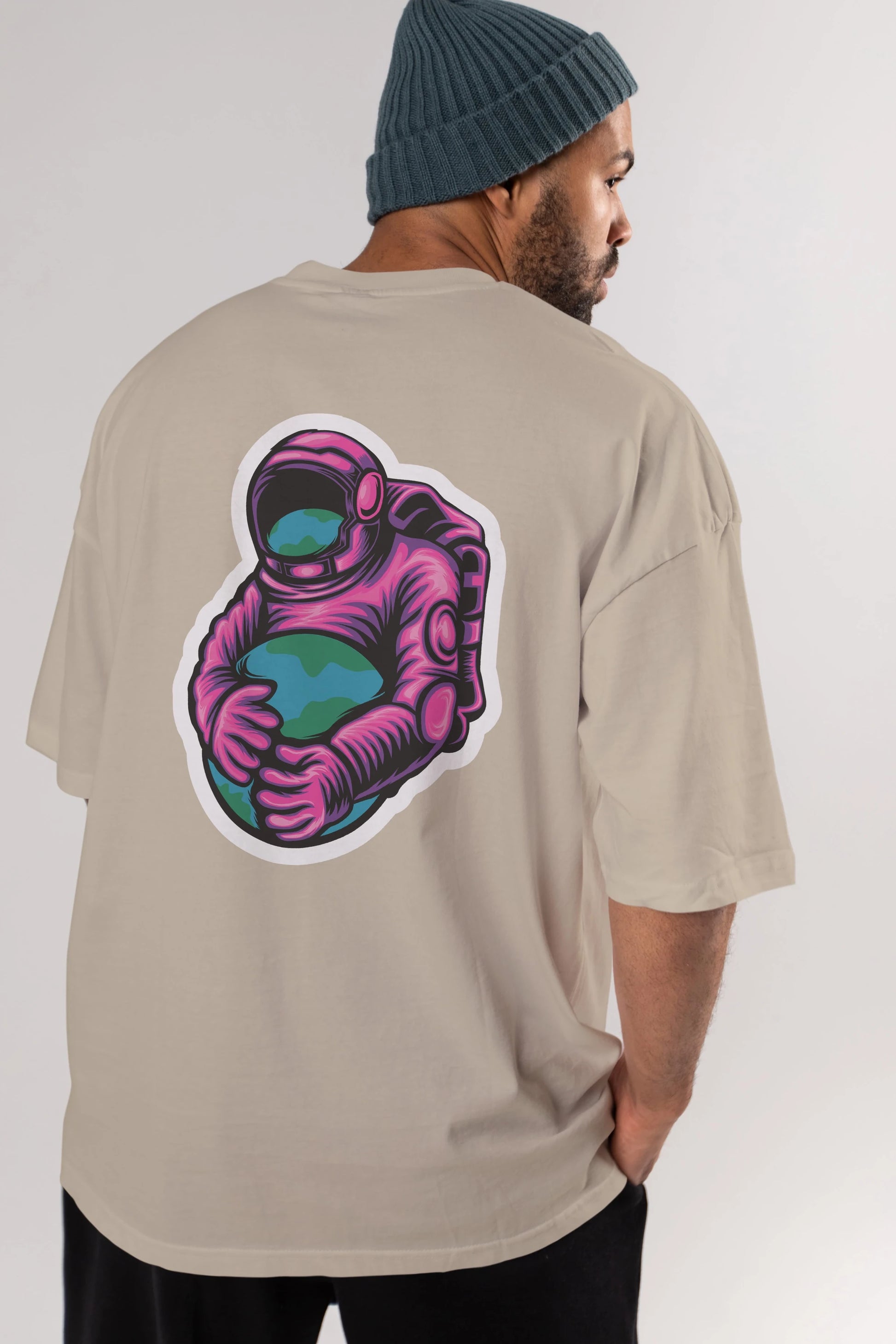 Astronaut Holding Up The Earth Sticker Arka Baskılı Oversize t-shirt Erkek Kadın Unisex