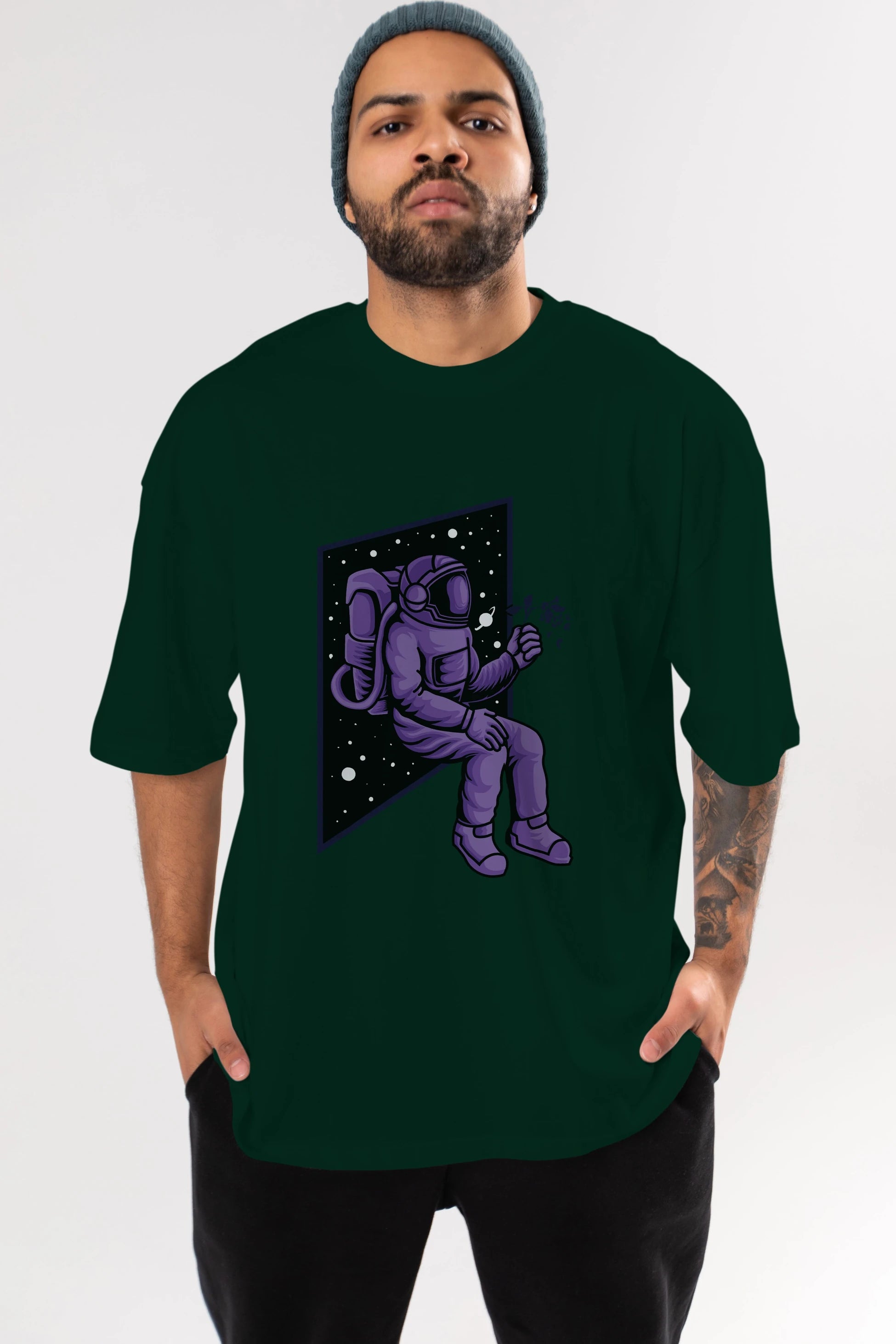Astronaut holding black rose Ön Baskılı Oversize t-shirt Erkek Kadın Unisex