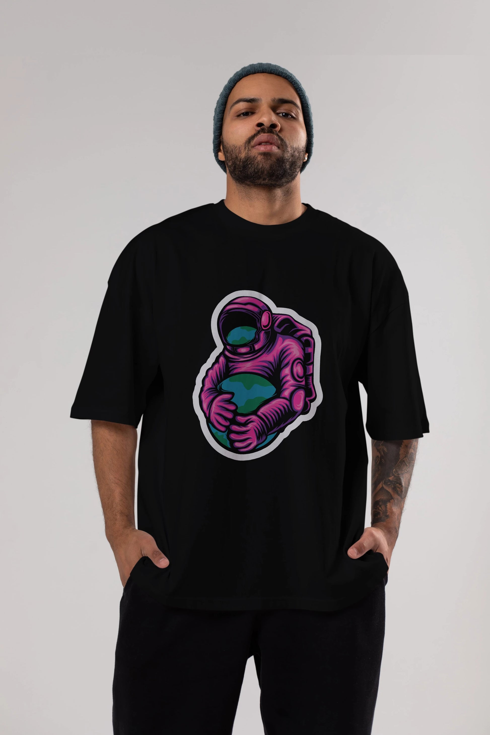Astronaut Holding Up The Earth Sticker Ön Baskılı Oversize t-shirt Erkek Kadın Unisex