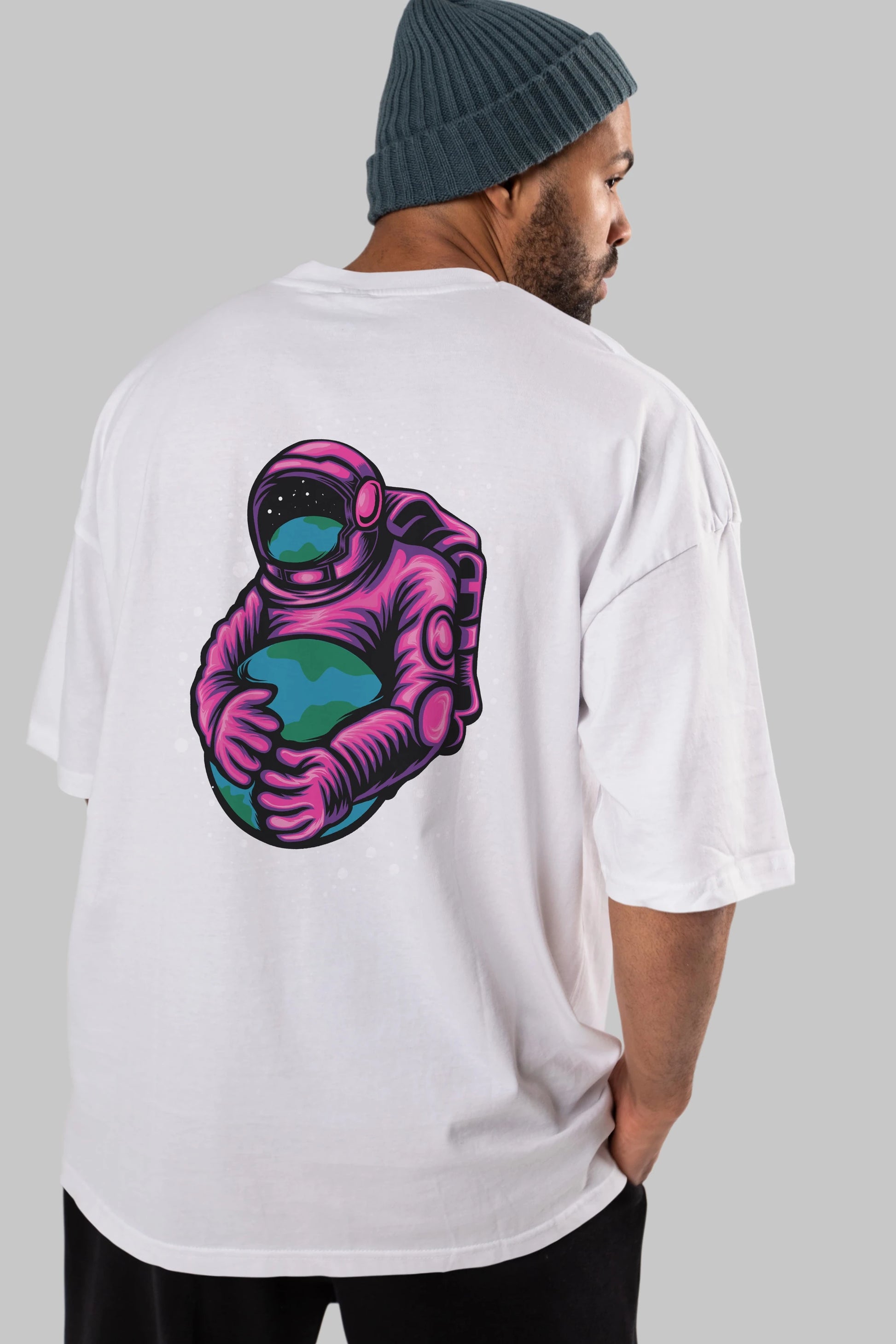 Astronaut Holding Up The Earth Arka Baskılı Oversize t-shirt Erkek Kadın Unisex