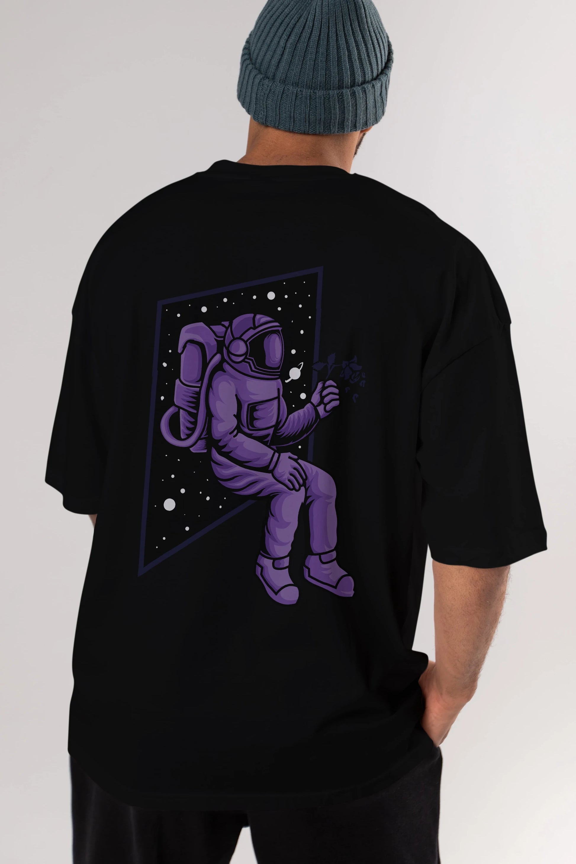 Astronaut holding black rose Arka Baskılı Oversize t-shirt Erkek Kadın Unisex