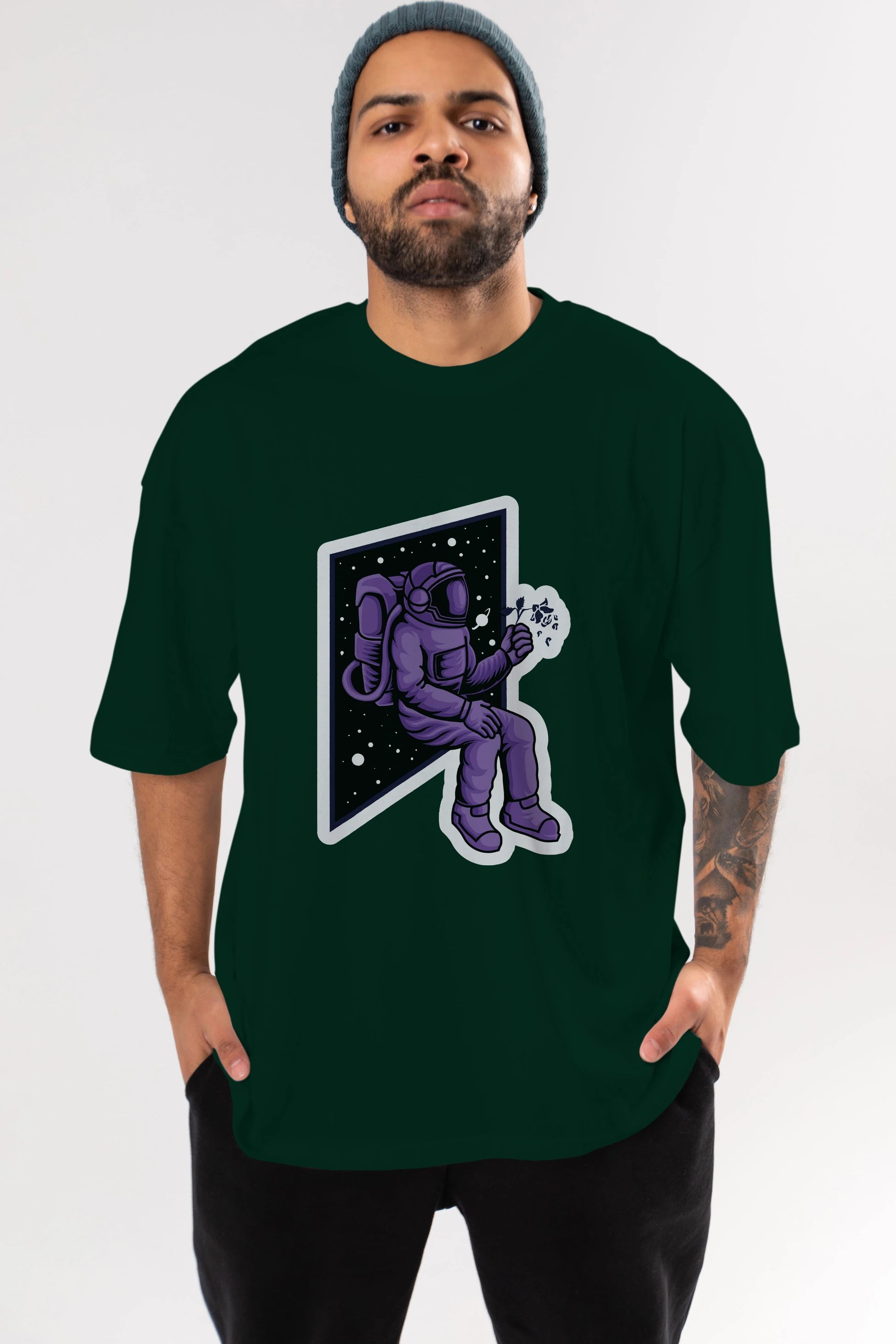 Astronaut holding black rose sticker Ön Baskılı Oversize t-shirt Erkek Kadın Unisex