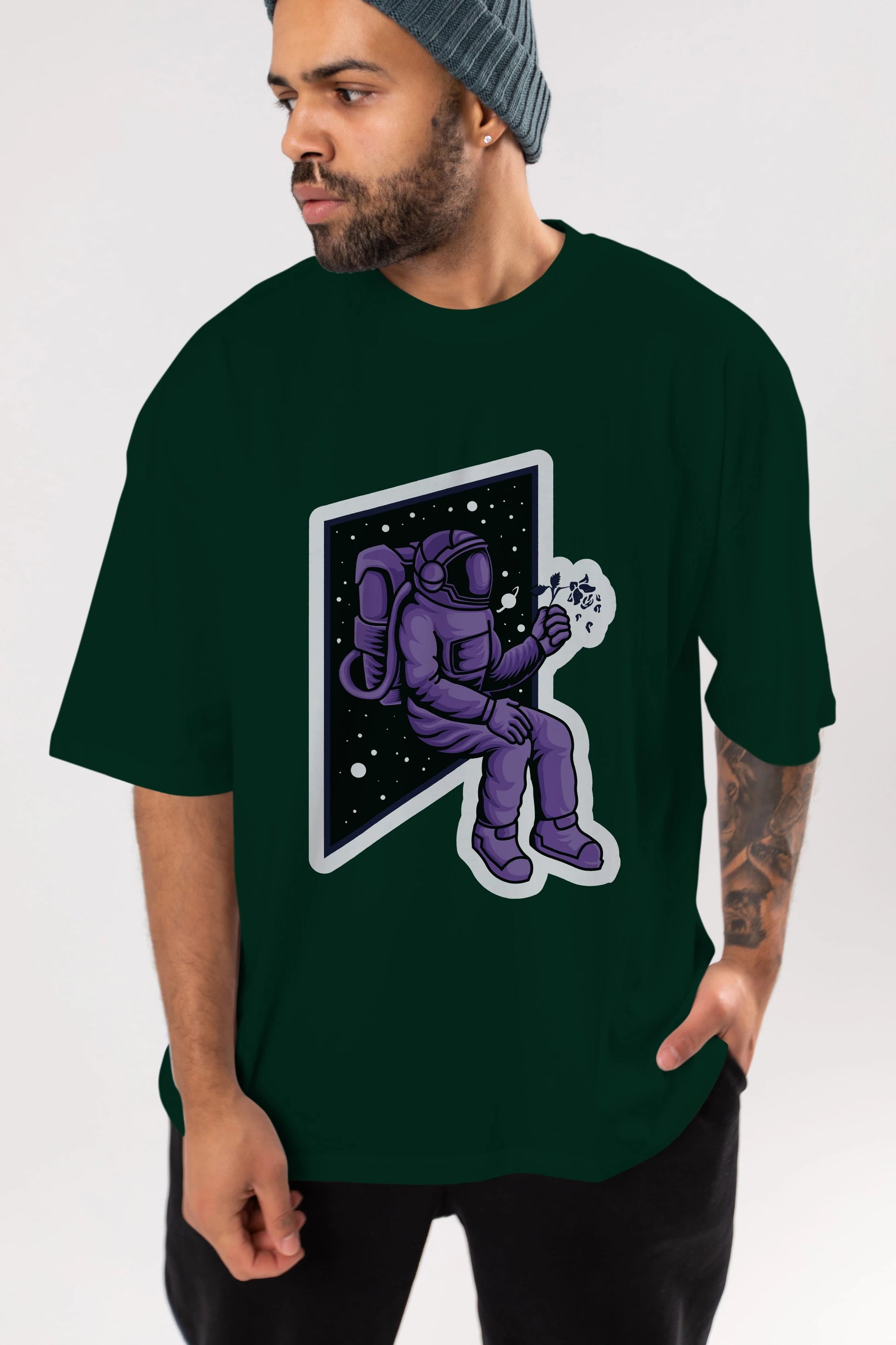 Astronaut holding black rose sticker Ön Baskılı Oversize t-shirt Erkek Kadın Unisex