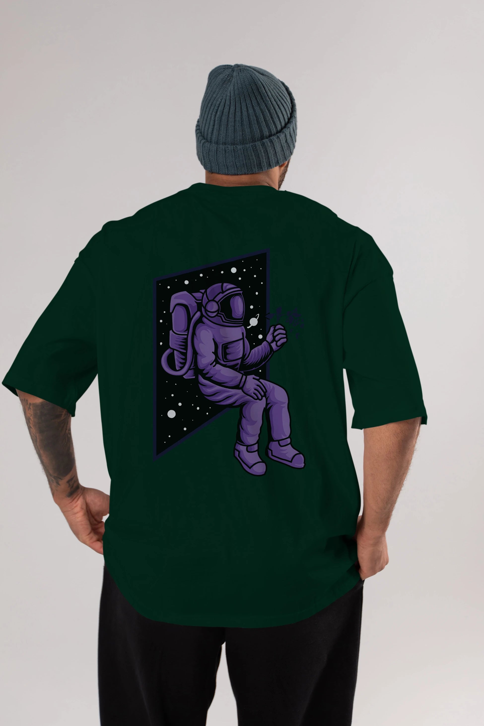 Astronaut holding black rose Arka Baskılı Oversize t-shirt Erkek Kadın Unisex
