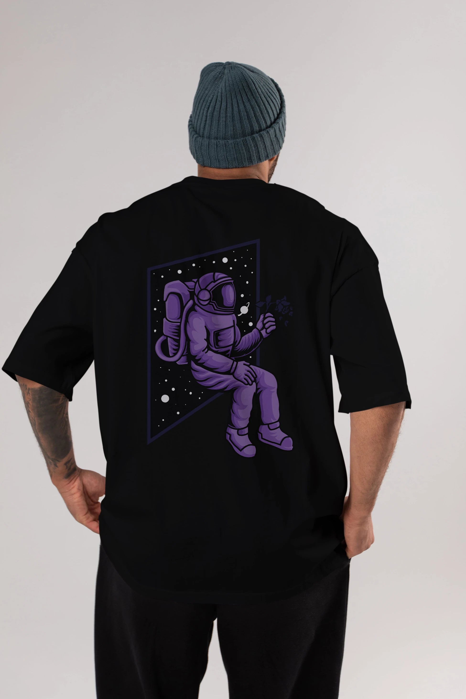 Astronaut holding black rose Arka Baskılı Oversize t-shirt Erkek Kadın Unisex